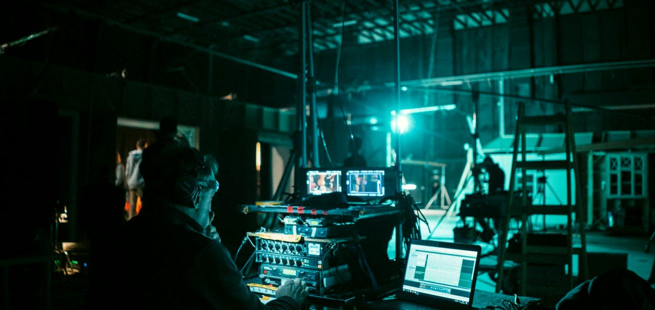 Så går ljudpasset till i studion: mixerbord, headset och felsökning